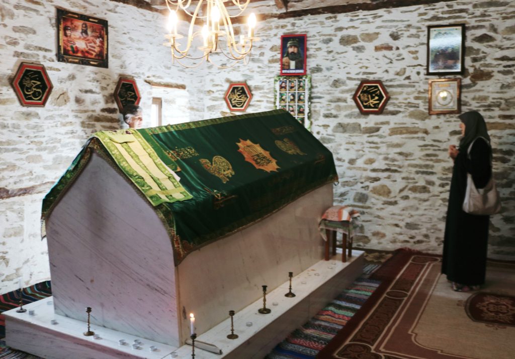 Μια Αλεβίτισσα μουσουλμάνα προσέυχεται στον τάφο του Σεγίτ Αλή Σουλτάν. Ο τάφος βρίσκεται στο χώρο του τεκέ και σήμερα έχει τη μορφή μαυσωλείου. Το 2005 ανακαινίστηκε και ντύθηκε με μάρμαρο καθώς στο παρελθόν ήταν φτιαγμένος από ξύλο και μεταλλικά στοιχεία. 
Το σημείο του τεκέ, όπου βρίσκεται το μαυσωλείο, ονομάζεται 'τουρμπέ'